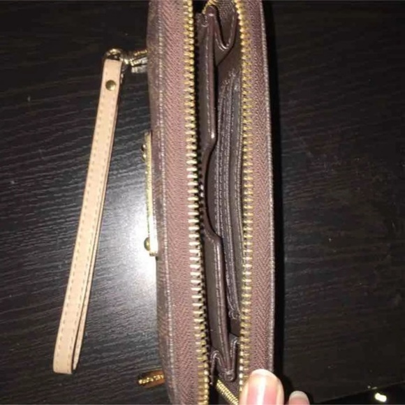 Michael Kors Jet Set Smartphone Wristlet - Picture 3 of 3